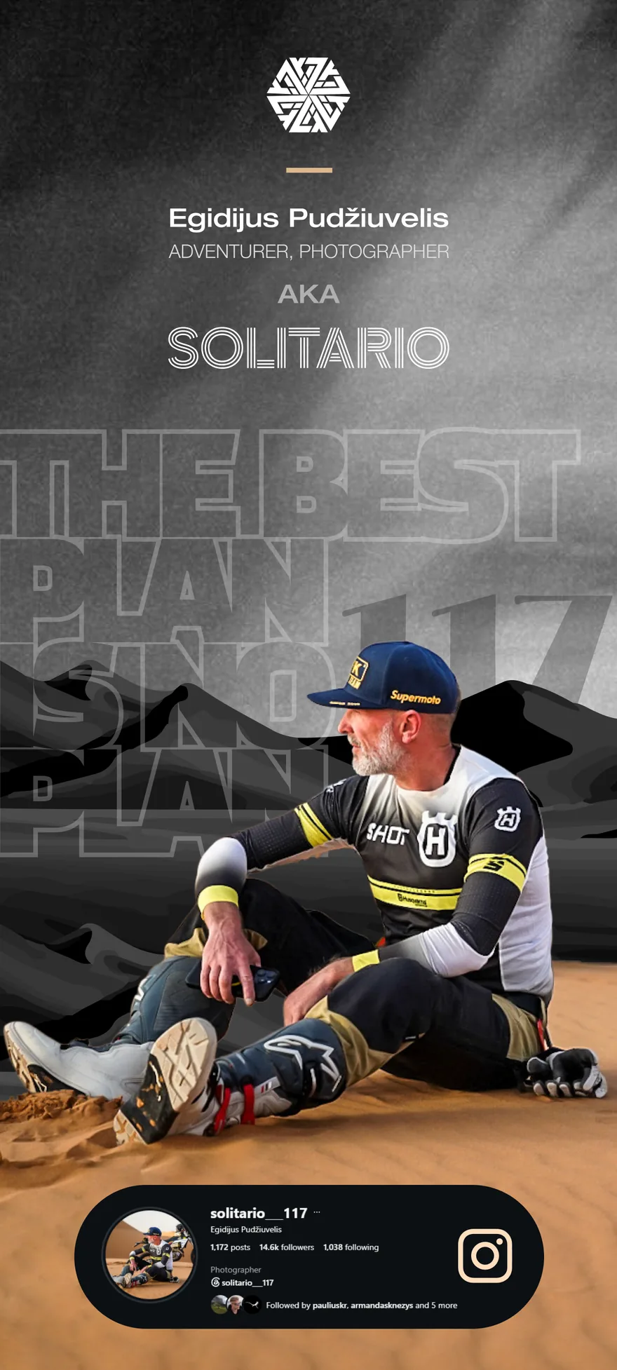 Egidijus Pudžiuvelis, aka SOLITARIO, sitting on desert sand in Husqvarna riding gear, under the words “The best plan is no plan”