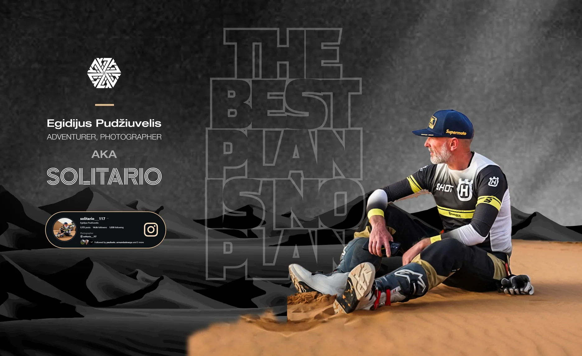 Egidijus Pudžiuvelis, aka SOLITARIO, sitting on desert sand in Husqvarna riding gear, under the words “The best plan is no plan”